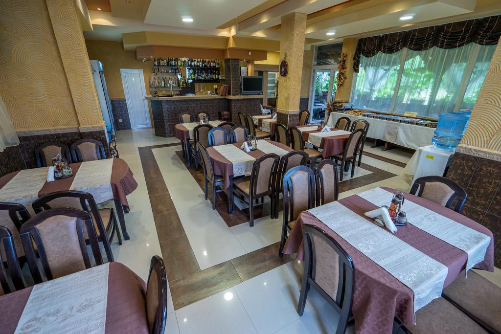 Hotel Luxor 로제넷츠 외부 사진